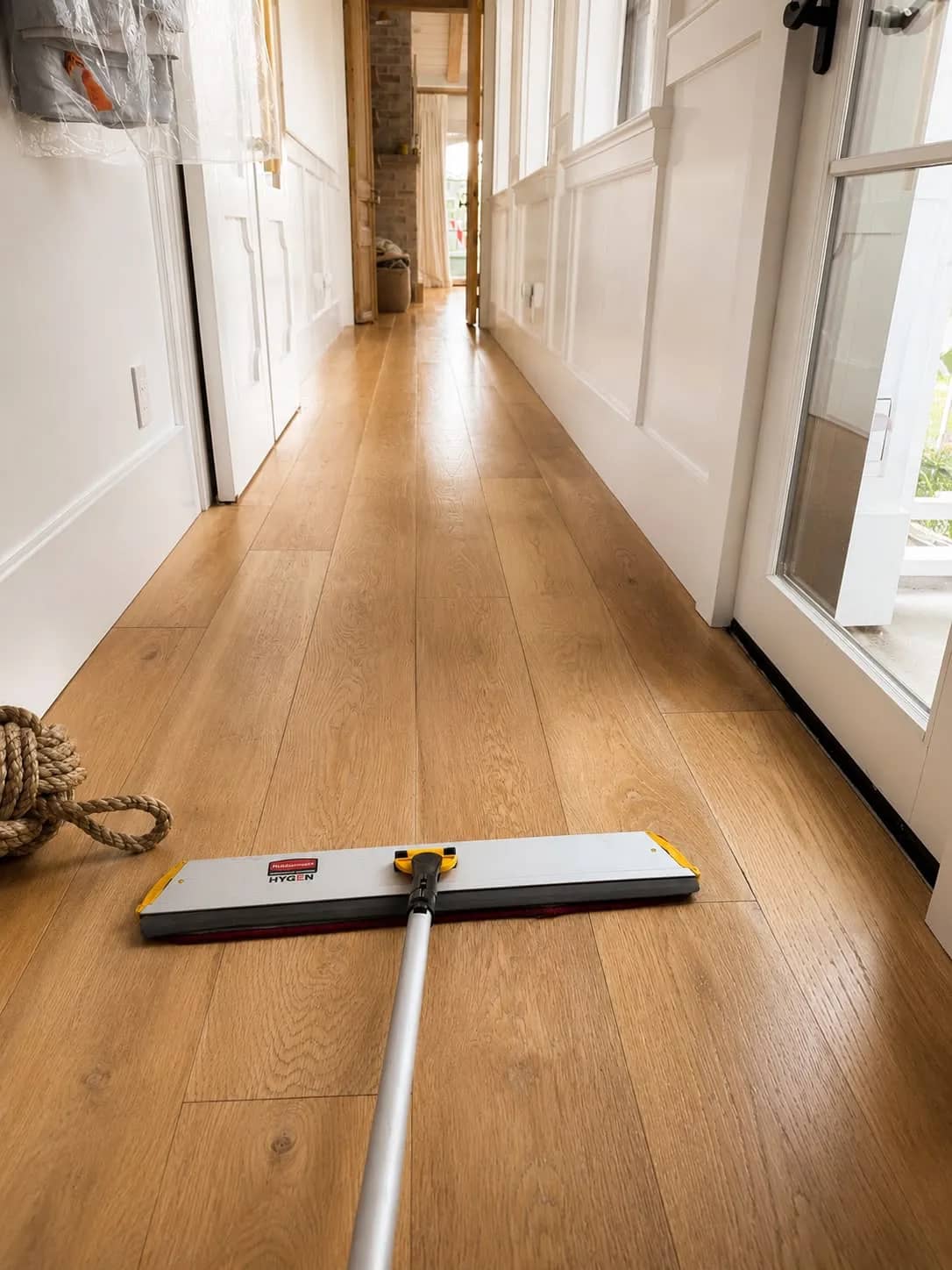 Fine-dust mopping of hard floors after construction work